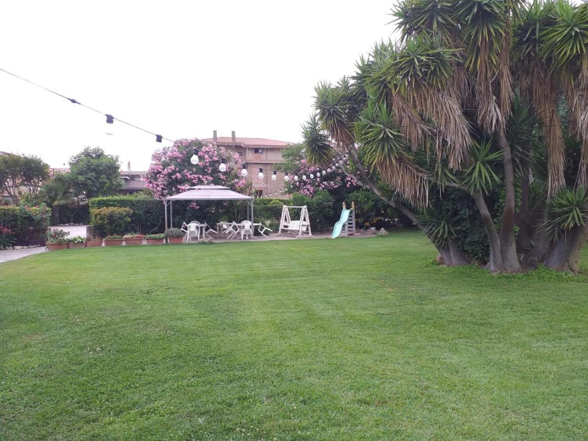 Garden Basement - Seminterrato Max 4 Ospiti - Fiumicino Vicino Aeroporto E Fiera Apartment Екстериор снимка