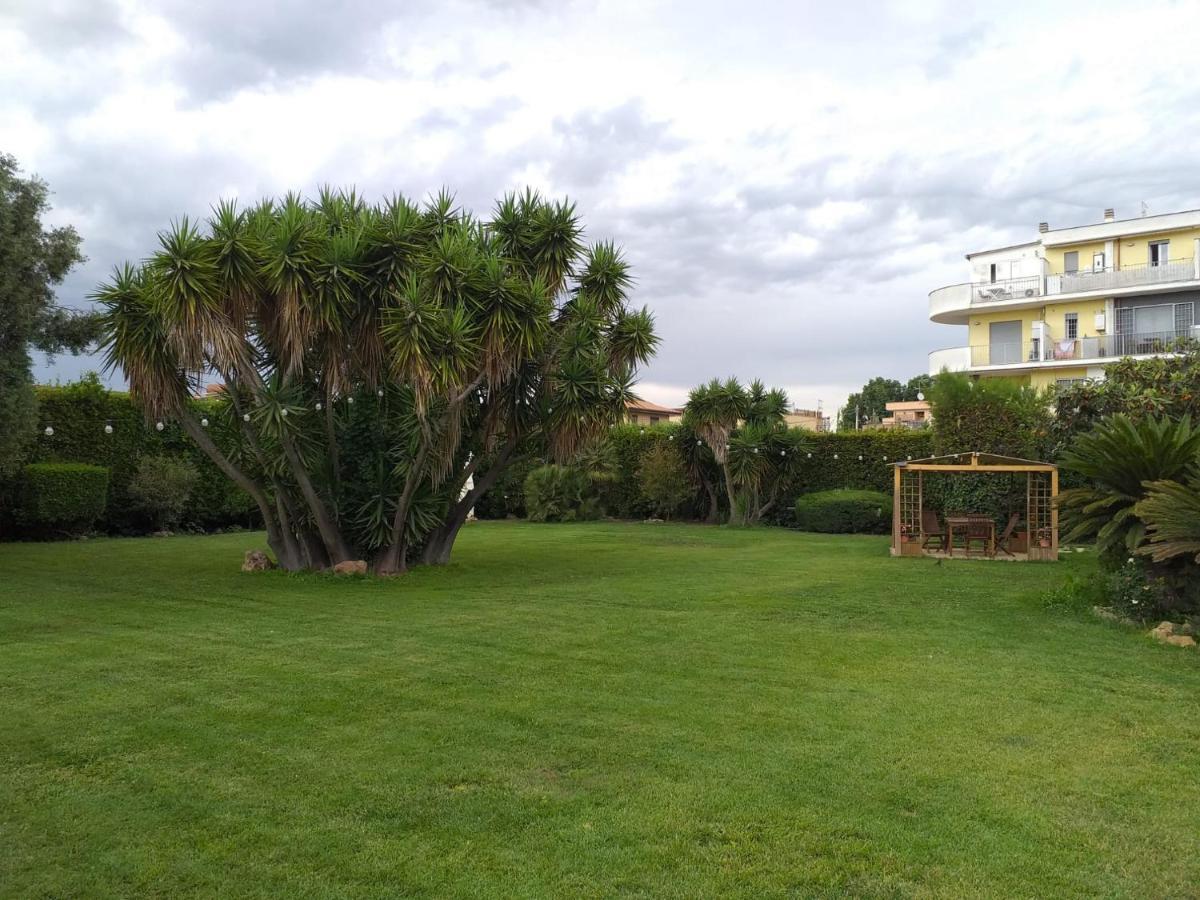 Garden Basement - Seminterrato Max 4 Ospiti - Fiumicino Vicino Aeroporto E Fiera Apartment Екстериор снимка