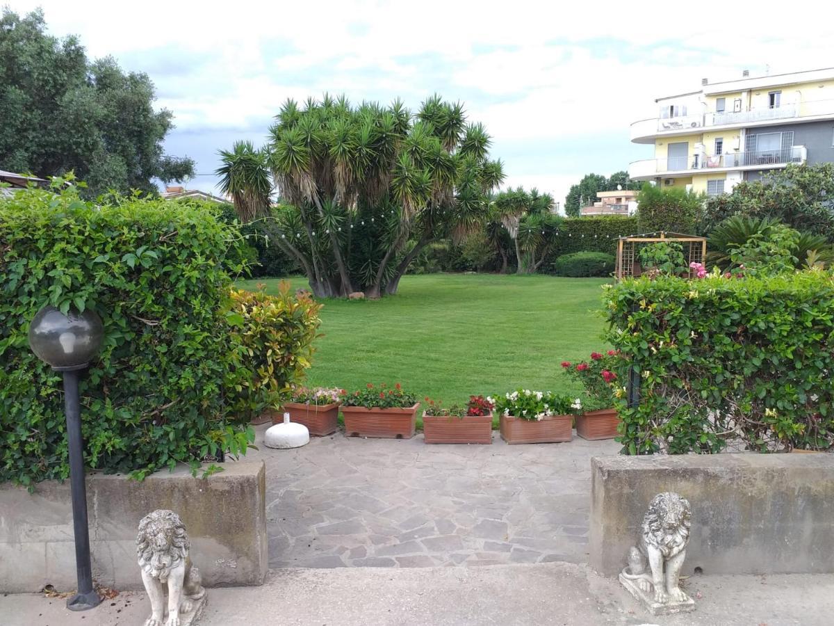 Garden Basement - Seminterrato Max 4 Ospiti - Fiumicino Vicino Aeroporto E Fiera Apartment Екстериор снимка