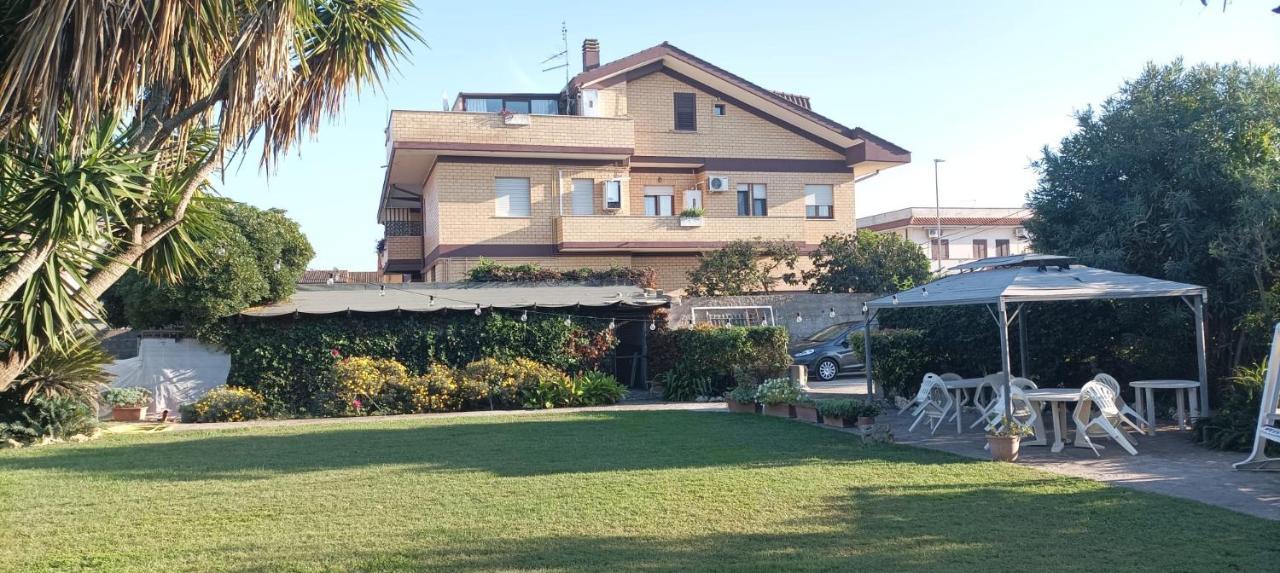 Garden Basement - Seminterrato Max 4 Ospiti - Fiumicino Vicino Aeroporto E Fiera Apartment Екстериор снимка