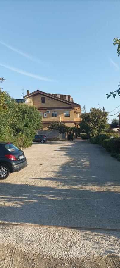 Garden Basement - Seminterrato Max 4 Ospiti - Fiumicino Vicino Aeroporto E Fiera Apartment Екстериор снимка